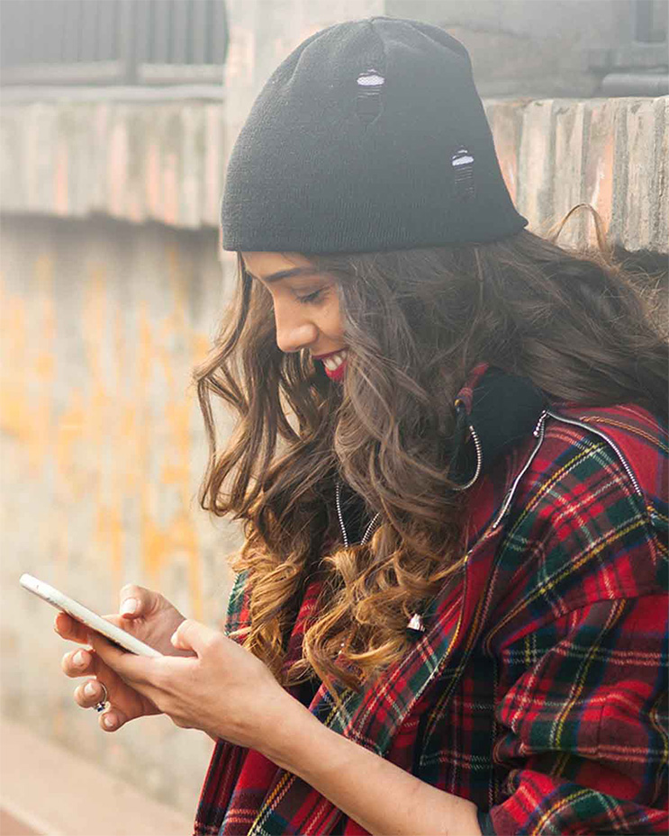 Junge Frau mit einem Smartphone in der Hand