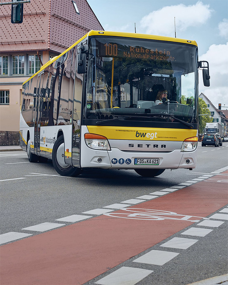 Ein bwregiobus, der links abbiegt.